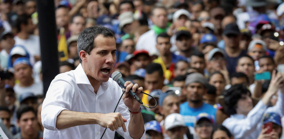 El jefe del Parlamento, Juan Guaidó, habla a los opositores del Gobierno de Nicolás Maduro en las marchas de este sábado en Caracas (Venezuela).