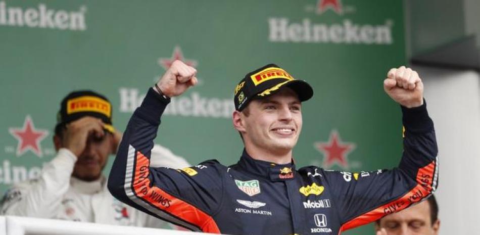 El piloto holandés Max Verstappen festeja la victoria lograda este domingo en el Gran Premio de Fórmula Uno de Sao Paulo.