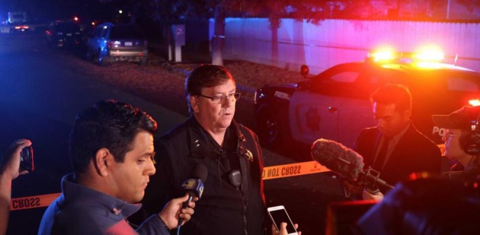 El teniente de policía de Fresno Bill Dooley habla con la prensa en la escena de un tiroteo en una fiesta el domingo 17 de noviembre de 2019 en el sureste de Fresno, California. (Larry Valenzuela/The Fresno Bee via AP)