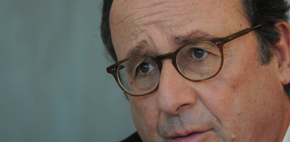 El expresidente Hollande en un momento de la conversación con directores de medios.