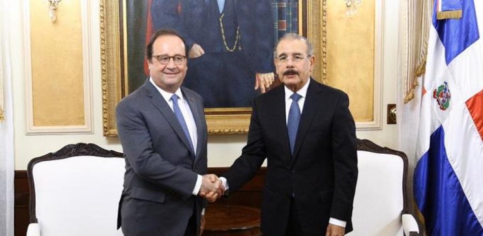 Presidente Danilo Medina junto a Francois Hollande, expresidente francés. / Crédito: Twitter @PresidenciaRD