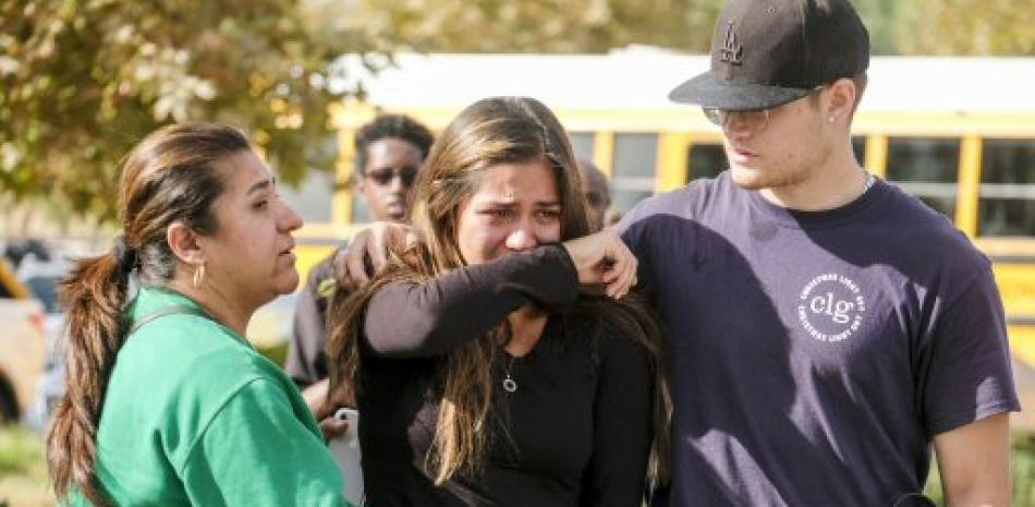 Una estudiante es consolada luego de un tiroteo en la Escuela Secundaria Saugus, en Santa Clarita, California, el jueves 14 de noviembre de 2019. (AP Foto/Ringo H.W. Chiu)