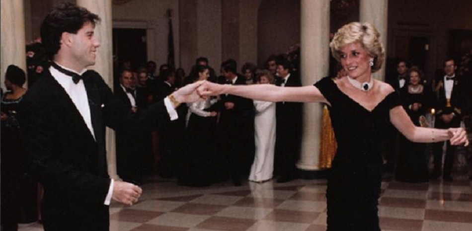 Lady Di captada bailando con el actor John Travolta