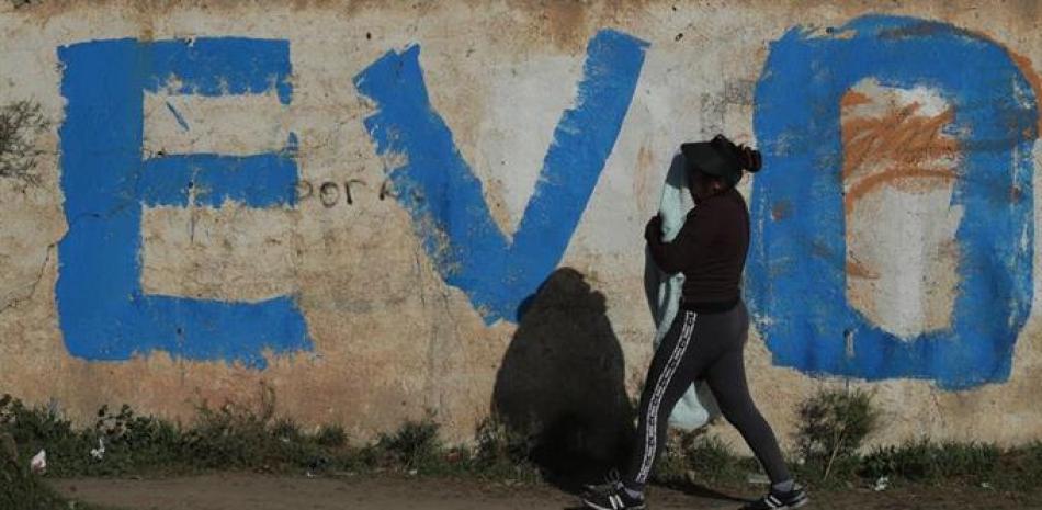 Una pared en Bolivia que destaca en grande el nombre del expresidente Evo Morales. / EFE