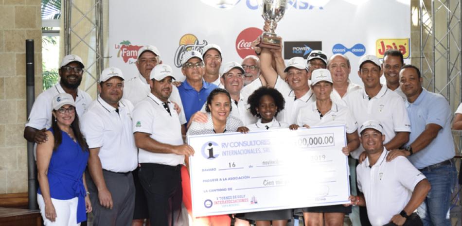 Directivos de Fedogolf, representantes de la empresa Coinsa y de Punta Blanca entregan la copa y el cheque simbólico a los jugadores de La Altagracia, campeón del torneo