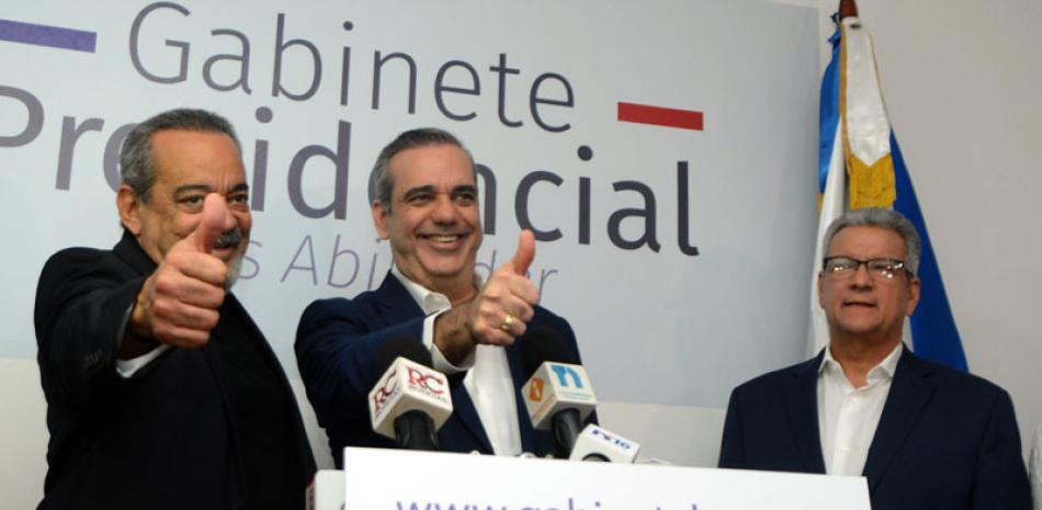 Luis Abinader, junto al cineasta Alfonso Rodríguez, de quien recibió el apoyo a su candidatura presidencial.