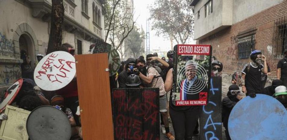 Protestas en Chile durante el lunes 18 de noviembre. Foto: AP.