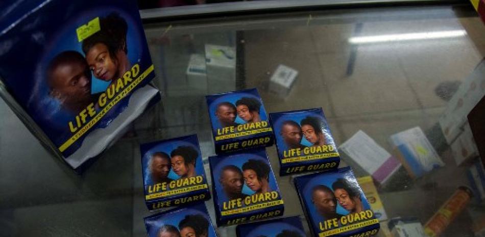 Los paquetes de condones Life Guard se exhiben en una farmacia en Kampala el 19 de noviembre de 2019. Isaac Kasamani/AFP.