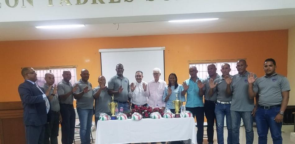 Alexis García, titular de la Federación Dominicana de Voleibol, juramenta al comité organizador de la Copa del Sur de Voleibol Superior.