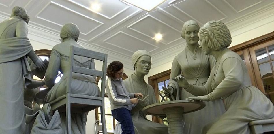 Escultora Meredith Bergmann trabajando a la primera estatua de mujeres para el Central Park de Nueva York. Foto: AP.