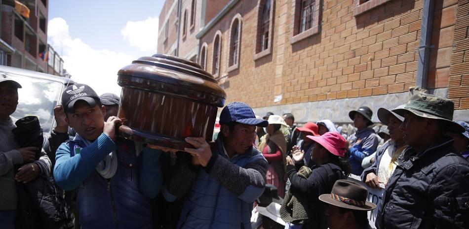 Un grupo de hombres carga el ataúd de uno de los fallecidos en El Alto (Bolivia). Al menos seis personas han muerto por disparos de las fuerzas del orden durante los enfrentamientos en El Alto (Bolivia). EFE/ Rodrigo Sura