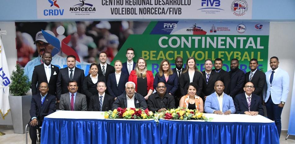 La mesa principal en el acto de apertura del Curso Continental de Arbitros de Voleibol de Playa.