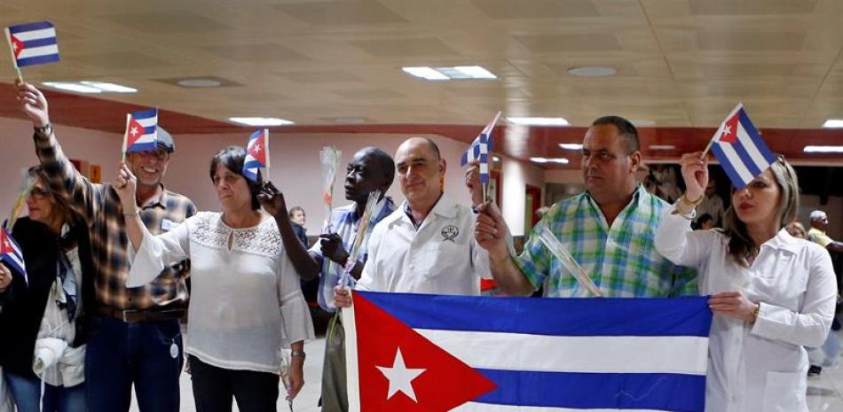 Regresan los cuatro médicos cubanos que estaban detenidos en Bolivia. / EFE