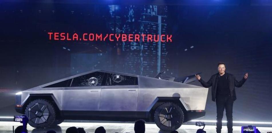 El director general de Tesla, Elon Musk, presenta la Cybertruck en el estudio de diseño de Tesla, el jueves 21 de noviembre de 2019, en Hawthorne, California. (AP Foto/Ringo H.W. Chiu).