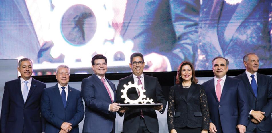 El presidente de Casa Brugal, Augusto Ramírez Bonó, recibe el Galardón Nacional a la Industria Dominicana.