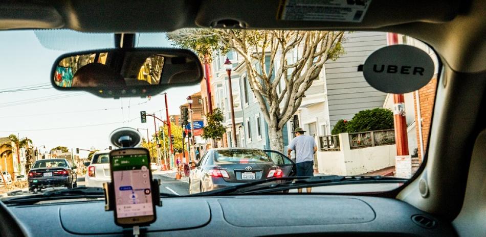 Conductor de Uber grabando video durante su viaje. / The New York Times
