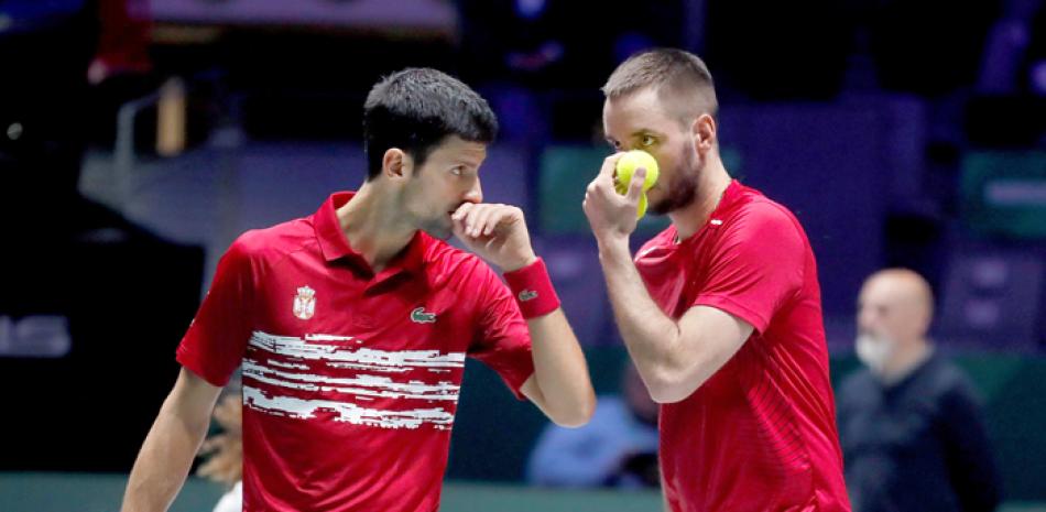 Novak Djokovic y Victor Troicki durante el partido de dobles en que perdierona ante Rusia. AP