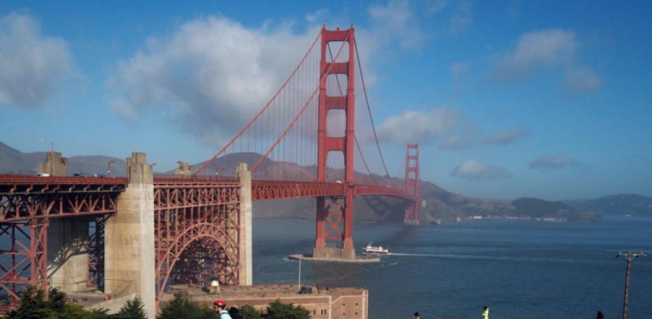 Ciclistas son vistos junto al puente Golden Gate en San Francisco, California (Estados Unidos) la ciudad donde están los sueldos más altos.