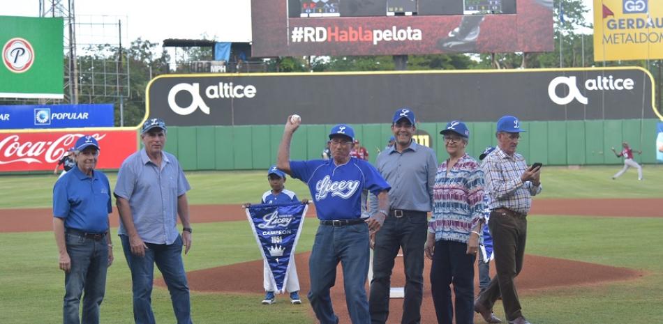 Miguel Ángel Vargas realiza el lanzamiento de honor en el homenaje que le rindió Tigres del Licey el sábado antes de la victoria contra los Gigantes del Cibao.
