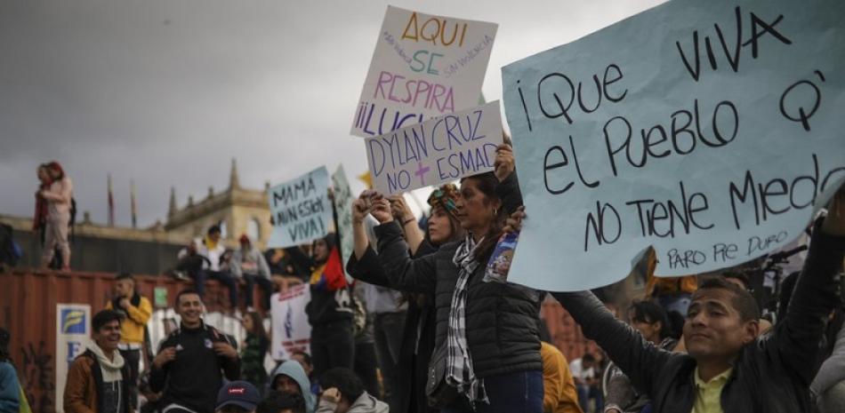 Manifestantes antigubernamentales protestan en la Plaza de Bolívar en Bogotá, Colombia, el domingo 24 de noviembre de 2019. (AP Foto / Iván Valencia)