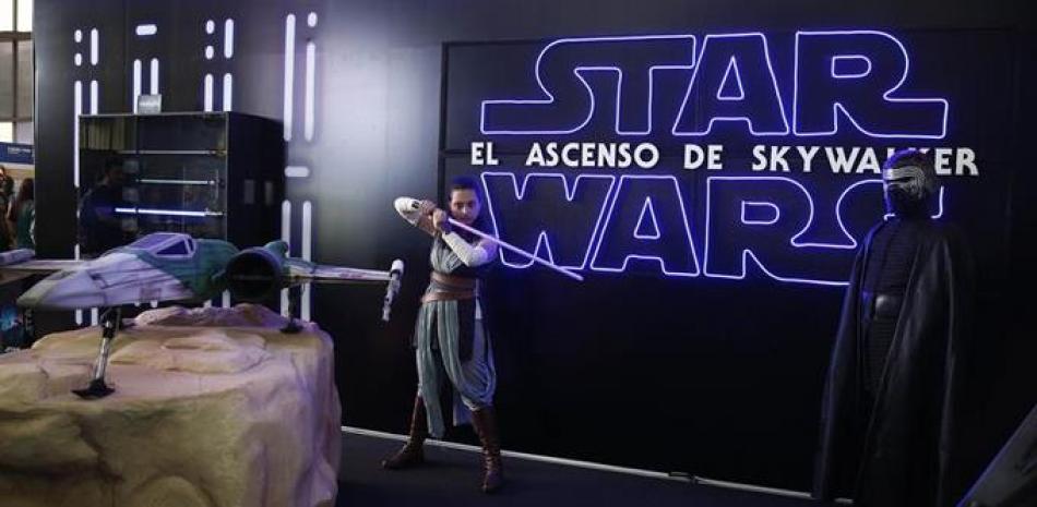 Dos personas vestidas como personajes de Star Wars asisten este sábado a la novena edición de la Comic Con Colombia en Medellín. EFE/LUIS EDUARDO NORIEGA A.