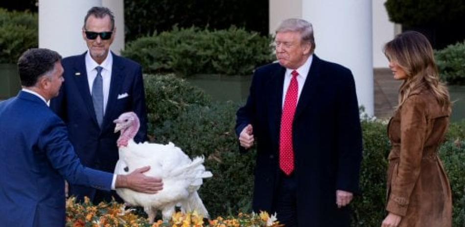 Donald Trump perdona al pavo Butter. Foto AP.