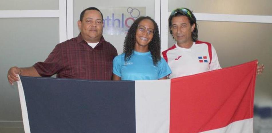 Franklin de la Cruz, Camila Romero, ganadora de medalla de plata junto a su entrenador Alfonso Comendador.