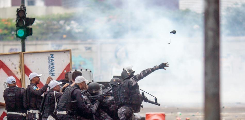 La policía antidisturbios enfrenta una manifestación en las calles de Río de Janeiro, en Brasil, donde el gobierno se prepara para enfrentar protestas masivas. AFP