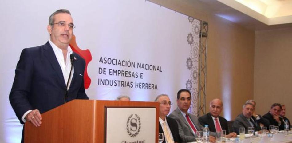 El candidato presidencial del PRM, Luis Abinader, cuando compartía con los empresarios de Herrera, puntos de vista sobre la agenda necesaria para el próximo gobierno. FUENTE EXTERNA