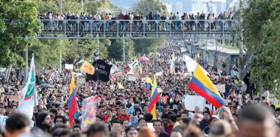 Miles de estudiantes y sociedad civil marchan por la Autopista Norte de Bogotá. EFE