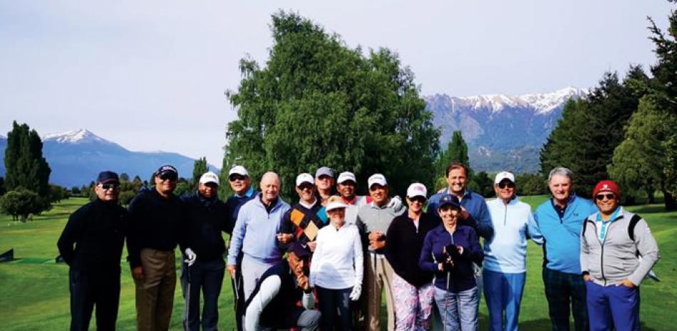 Jugadores dominicanos y argentinos antes de salir a jugar en el campo del Arelauquen Golf Lodge en Bariloche.