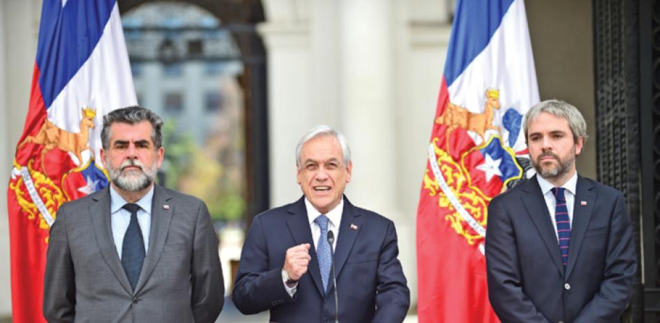 El presidente chileno Sebastián Pinera (centro) habló ayer en un discurso a la nación. AFP