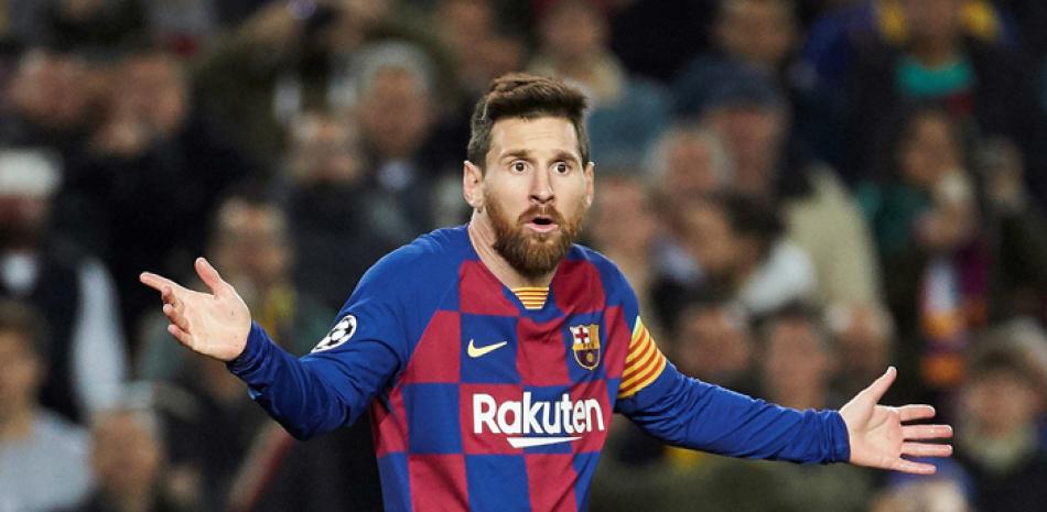 Lionel Messi reacciona tras recibir tarjeta amarilla. EFE