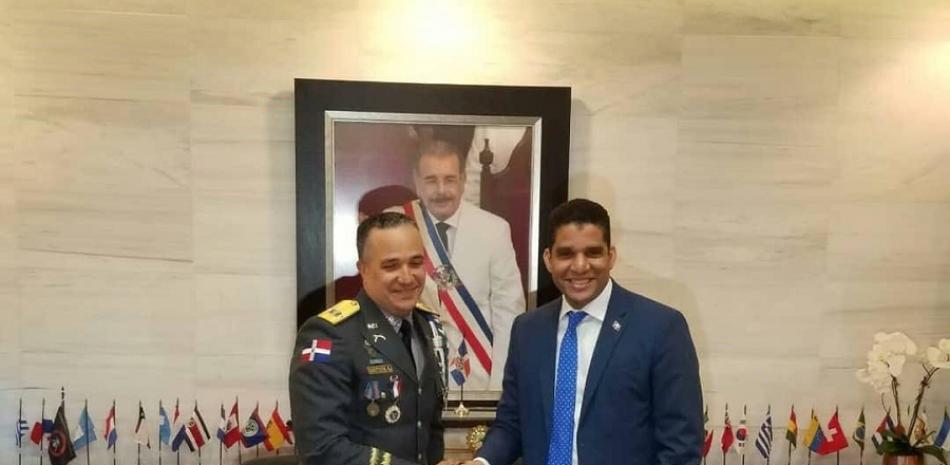 El mayor general Ney Aldrín Bautista Almonte, director de la Policía Nacional, y Rafael Uribe, presidente de Fedombal, firman el acuerdo de cooperación mutua