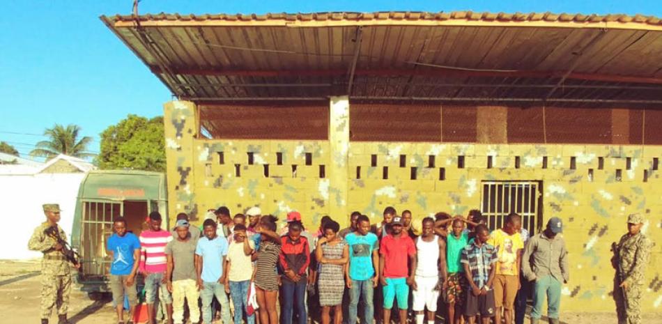 Grupo de haitianos ilegales que fueron apresados intentando entrar al país.