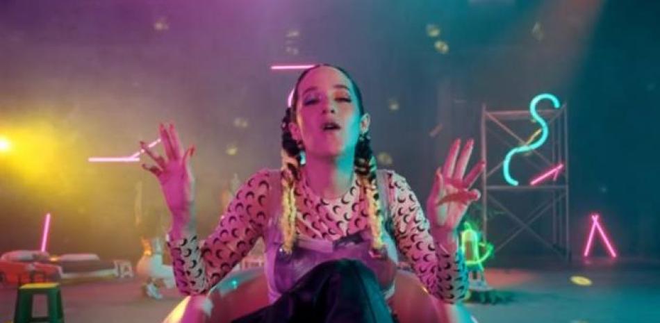 Fotograma del video musical de la nueva canción de Ximena Sariñana "TBT4 EVER".