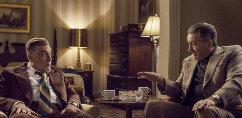 Robert De Niro como Frank “The Irishman” Sheeran y Al Pacino como Jimmy Hoffa en distintos momentos del filme.