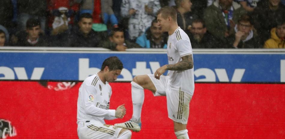 El defensor del Real Madrid Sergio Ramos, a la izquierda, celebra con su compañero Toni Kroos tras marcar un gol ante el Deportivo Alavés,