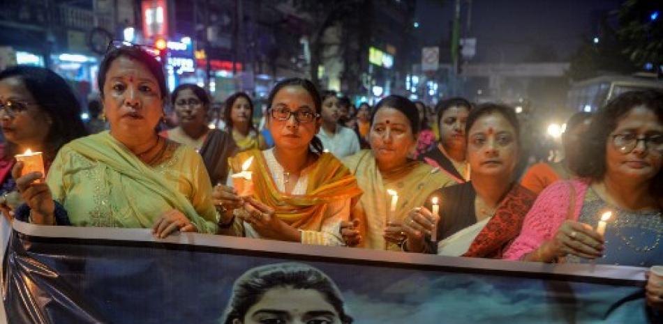 Cientos de mujeres Hindues protestan por el hecho encendiendo velas. Foto AFP