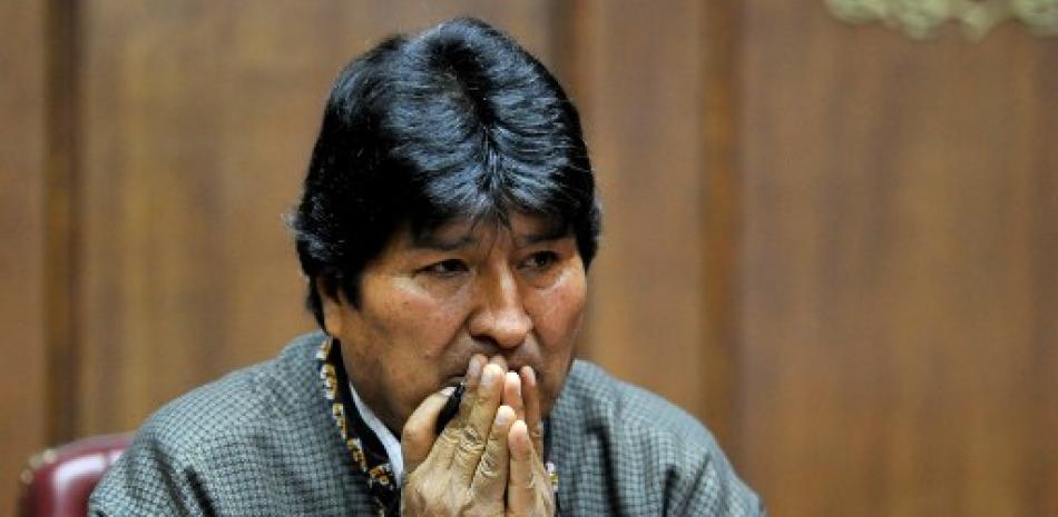 El ex presidente exiliado de Bolivia, Evo Morales, hace gestos mientras pronuncia un discurso en el Club de Periodistas Mexicanos, en la Ciudad de México. Claudio Cruz/AFP.