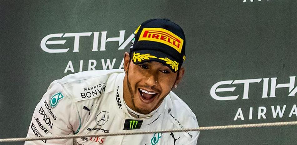 Lewis Hamilton celebra con el trofeo en el podio durante la ceremonia de premiación Gran Premio de Fórmula Uno 2019 de Abu Dabi en el Circuito Yas Marina. EFE/Srdjan Suki.