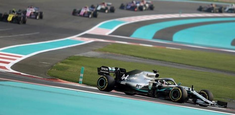 Lewis Hamilton conduce su auto McLaren rumbo a la victoria en el Gran Premio de Abu Dabi, la última prueba del año en la Fórmula Uno.