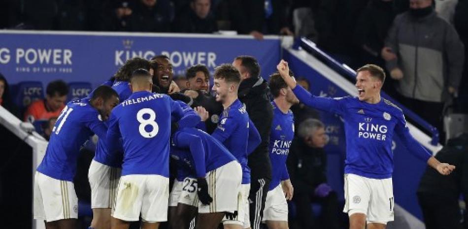 Kelechi Iheanacho celebra con sus compañeros después de anotar el gol ganador ante el Everton en el King Power Stadium en Leicester. Adrian Dennis/AFP.
