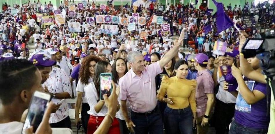 Gonzalo Castillo junto a miles de jóvenes en el Centro Olímpico de la Capital. FUENTE EXTERNA