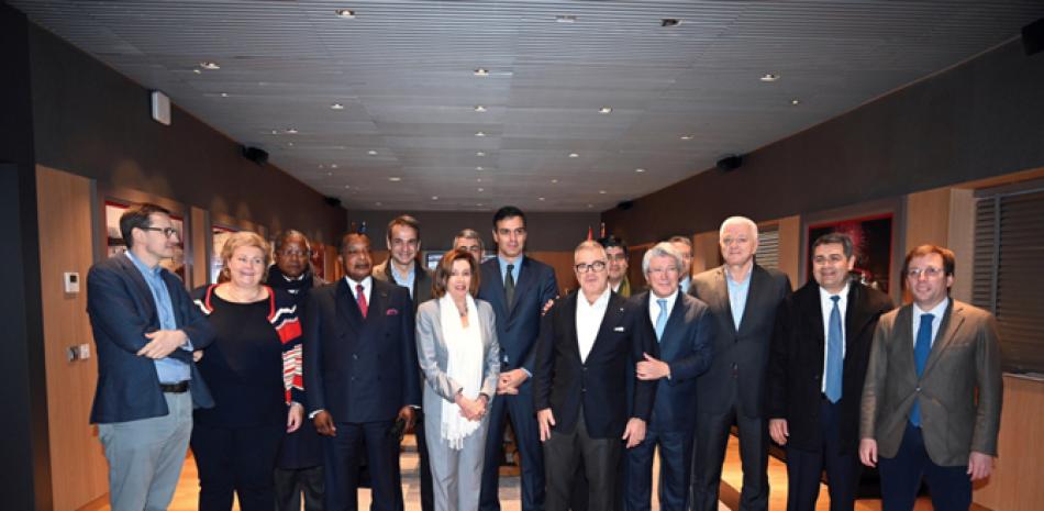 El presidente del Gobierno en funciones Pedro Sánchez, al centro, posa con líderes políticos que acuden a la Cumbre del Clima, ayer en el Wanda Metropolitano. EFE