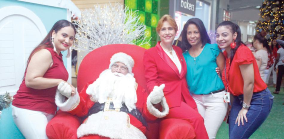 Patricia Nazario, Santa Claus, Soraya Aquino, Evelyn Tavárez y Nicol Haché. CORTESÍA DE LOS ORGANIZADPRES