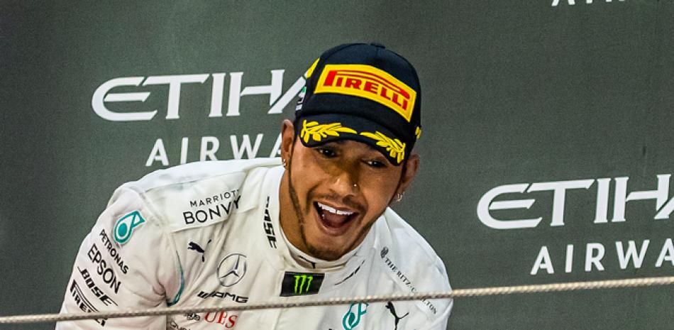 Lewis Hamilton celebra luego de su victoria.