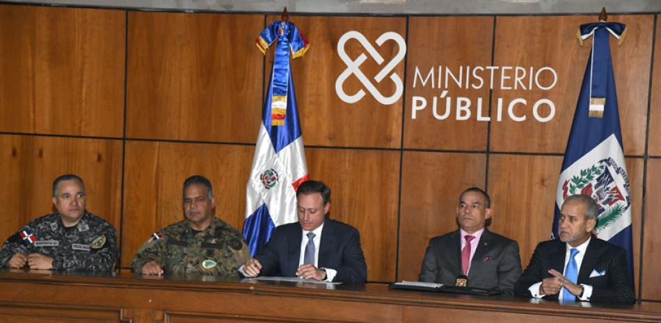 Autoridades dominicanas en la rueda de prensa en que se ofrecieron detalles de la captura. JOSÉ A. MALDONADO/