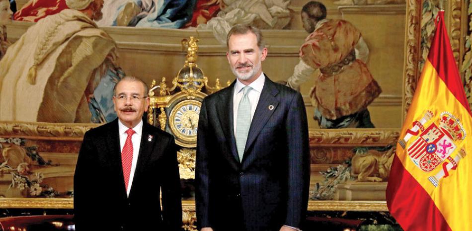El rey Felipe VI recibe al presidente de la República Dominicana, Danilo Medina, ayer en el Palacio Real con motivo de su asistencia a la Cumbre del Clima. EFE