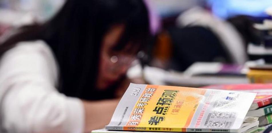 Estudiantes chinos tienen mucha presión. / AFP